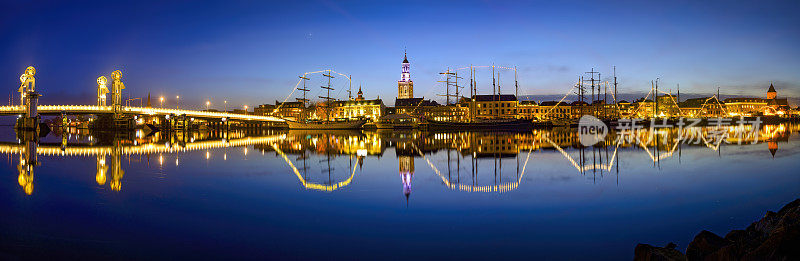 荷兰Overijssel Kampen的天际线的夜景